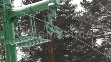 部分阻力提升，扭转机构提升周围。 滑雪者和滑雪者的电梯。 冬季运动